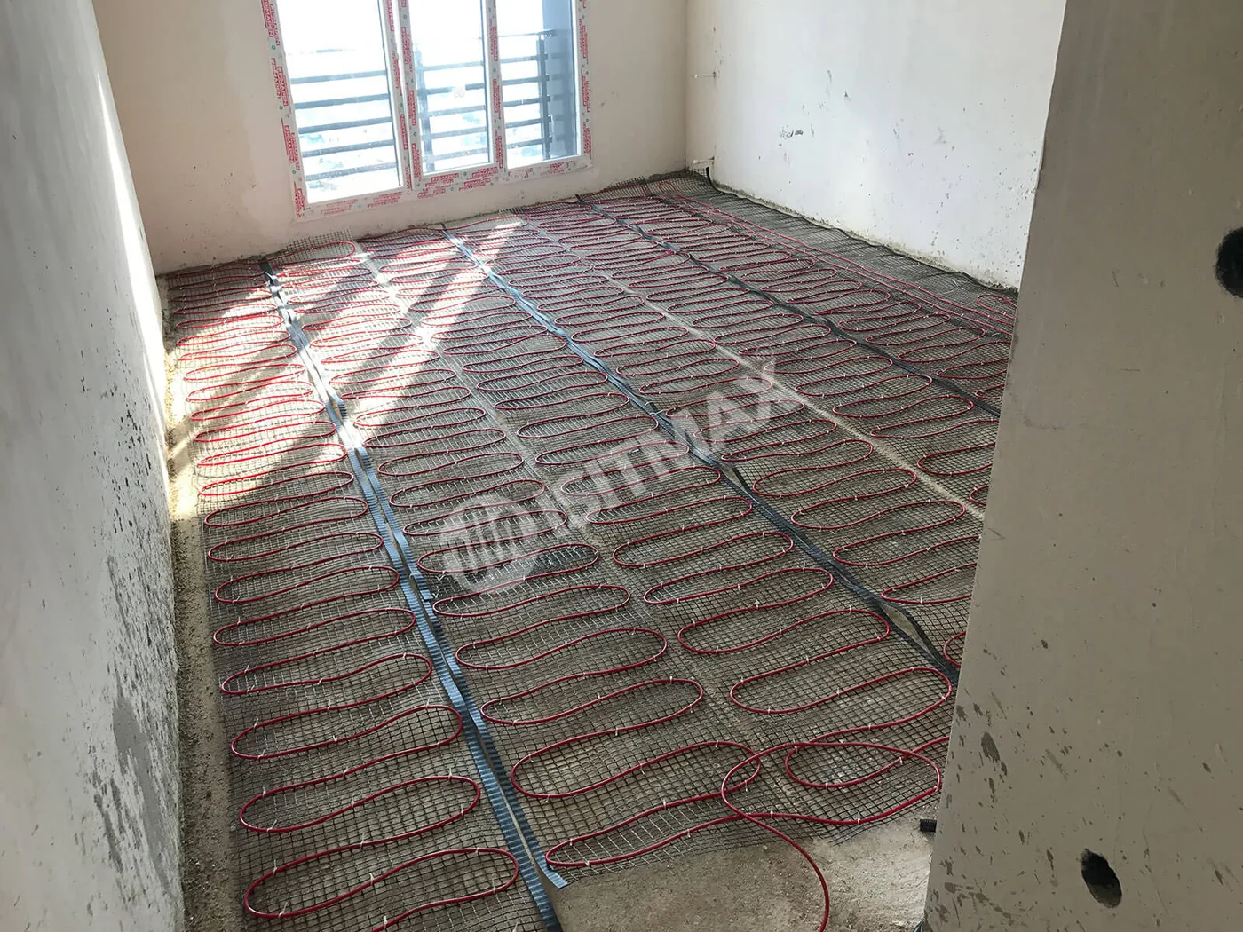 Room and living room floor heating — 150 W/m² electric heating cable laid beneath screed